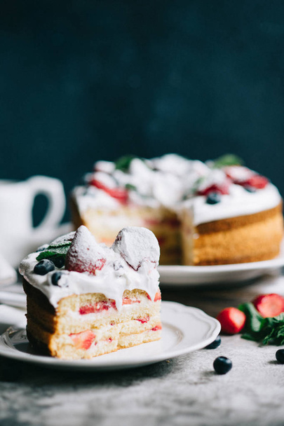 Gâteau éponge fraise
  - Photo, image