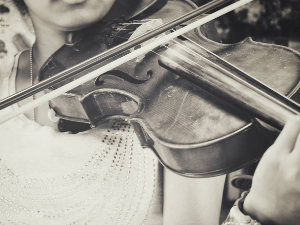 γυναίκα παίζει βιολί - Φωτογραφία, εικόνα