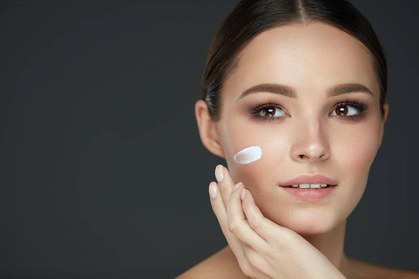 Beauty Skin Care. Young Woman With Natural Makeup Applying Cream - Fotó, kép