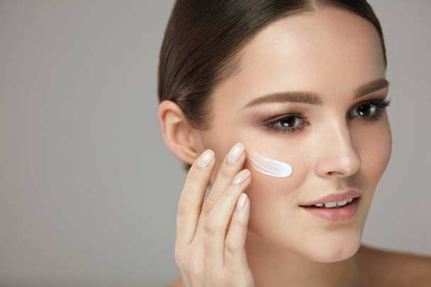 Beauty Skin Care. Young Woman With Natural Makeup Applying Cream - Fotó, kép