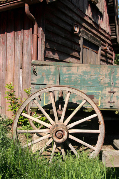 古い木製車輪 - 写真・画像