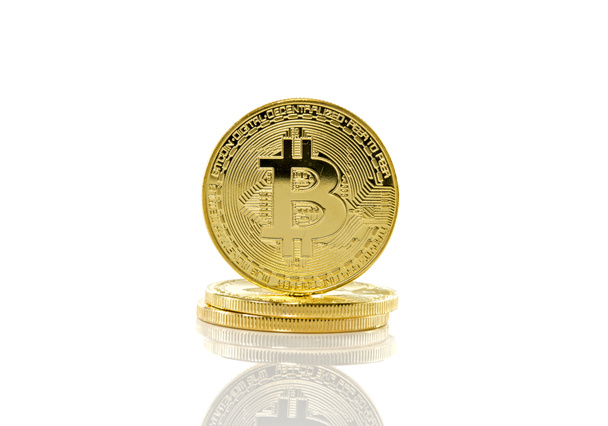 τρεις bitcoins σε λευκό φόντο - Φωτογραφία, εικόνα