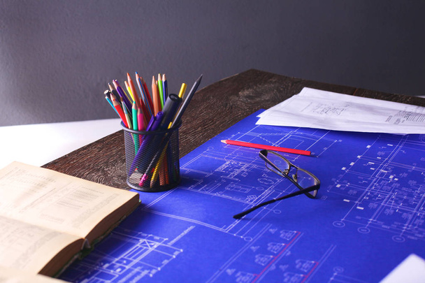 Architektonické plány a rolety a kreslicí nástroje na pracovním stole - Fotografie, Obrázek