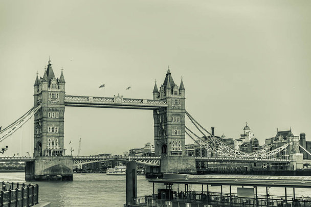 Fekete-fehér nézet a Tower Bridge és a Temze Londonban - Fotó, kép
