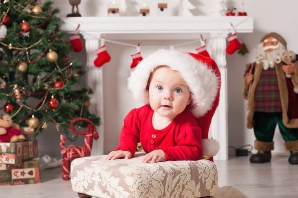 Bonne petite fille dans le chapeau de Père Noël
 - Photo, image