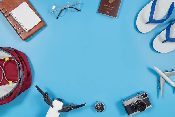gadgets et accessoires de voyage sur l'espace de copie bleu au milieu
 - Photo, image