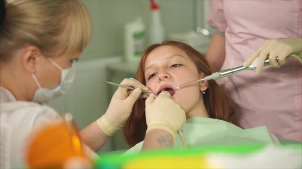 A fogorvos, aki a tooth ecset-ban egy tinédzser egy fogászati klinika - Felvétel, videó