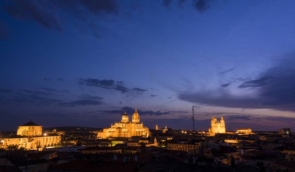 Vista nocturna del paisaje urbano de Salamanca
 - Foto, Imagen