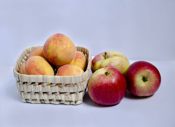 Frutos de pêssego e maçã
 - Foto, Imagem