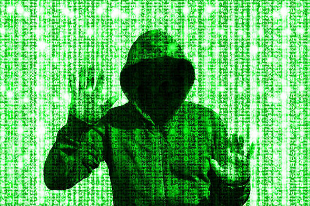 Brillant pirate vert derrière la matrice de code informatique
 - Photo, image