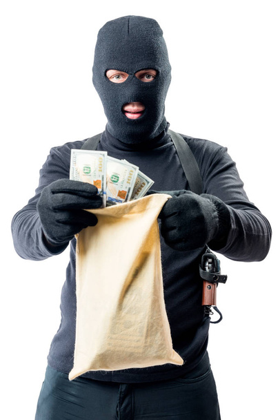 Hombre ladrón en longitud completa está sosteniendo bolsa con dinero en blanco ba
 - Foto, imagen