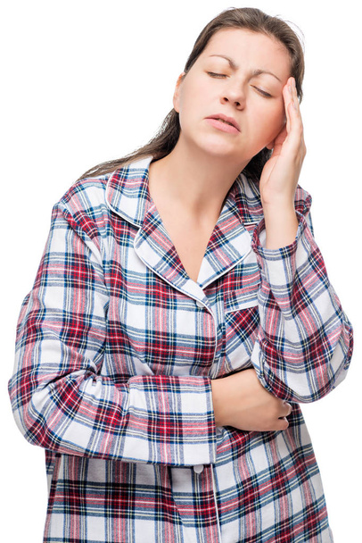Tyytymätön nainen pyjamassa, jolla on kova päänsärky, valkoisella selällä
 - Valokuva, kuva