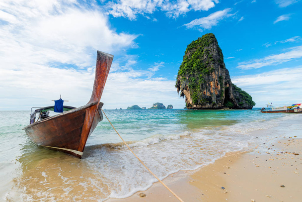Сонячний день, морський курорт узбережжя Таїланду і традиційні боа - Фото, зображення