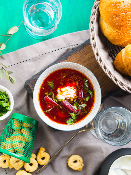 Rote-Bete-Suppe in Schalen auf Serviette serviert - Foto, Bild