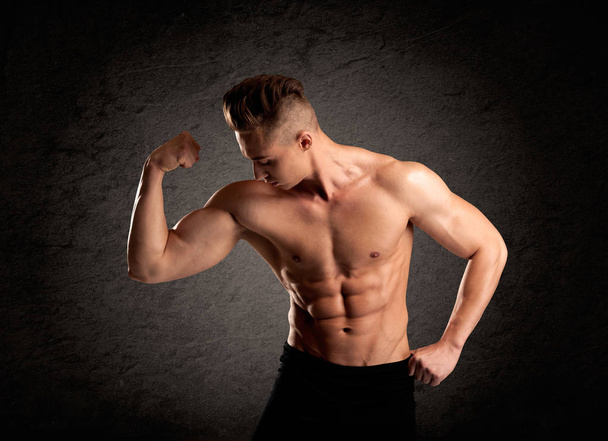 筋肉を示すセクシーな重量リフター男 - 写真・画像