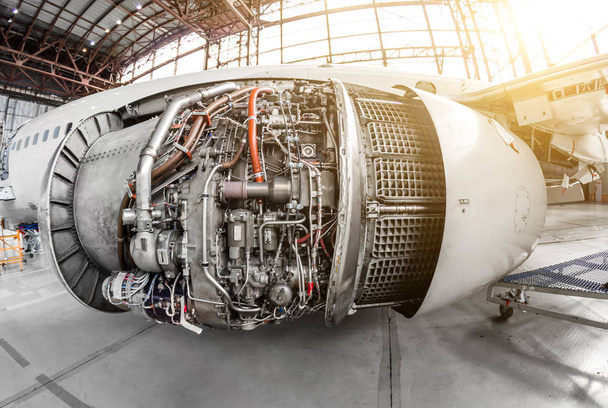 Motor de la aeronave con capucha abierta para reparación e inspección
 - Foto, imagen
