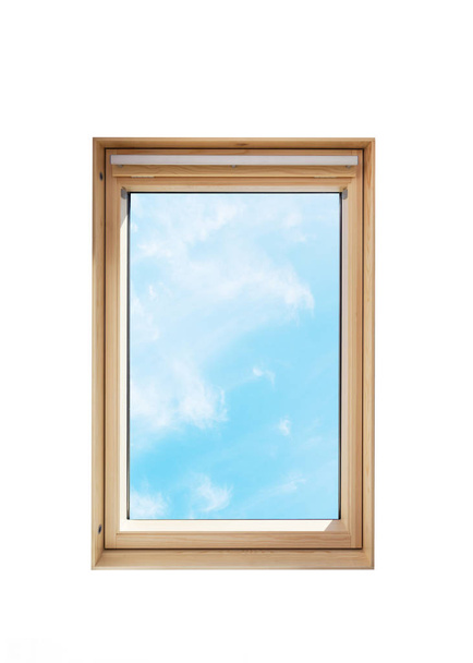 isoliertes Dachfenster (Oberlicht) auf weißem Hintergrund . - Foto, Bild