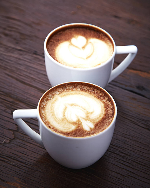 コーヒーの 2 つの白いカップ  - 写真・画像