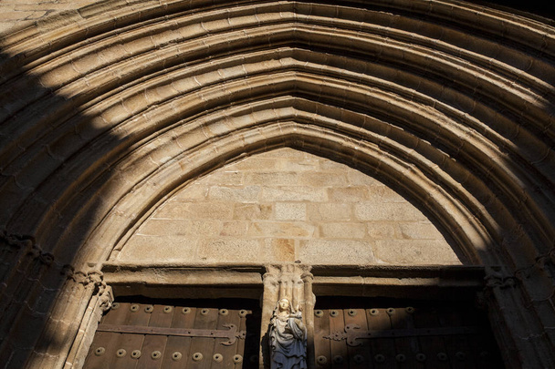 Cáceres Puerta lateral de la catedral de Santa María
 - Foto, Imagen
