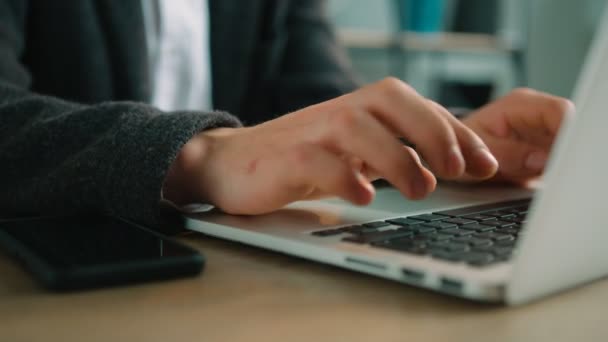 Mies kirjoittaa kannettavan tietokoneen näppäimistöllä toimistossa. Lähikuva mies kädet kirjallisesti kannettavan tietokoneen näppäimistö
. - Materiaali, video