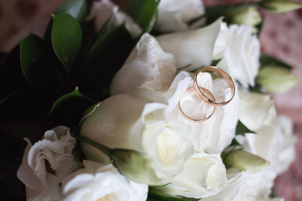 Beautiful wedding bouquet and Beautiful wedding rings - Photo, Image