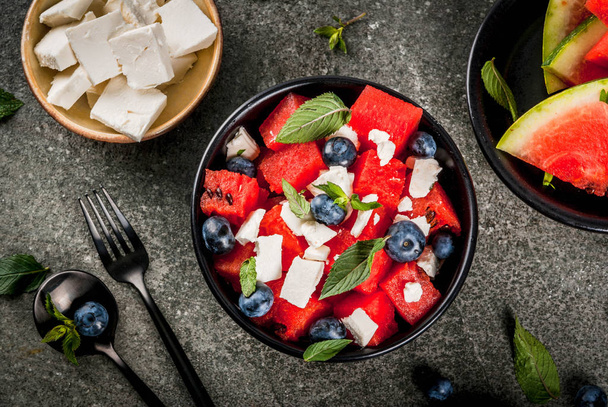 Salada de melancia com feta, hortelã, mirtilo
 - Foto, Imagem