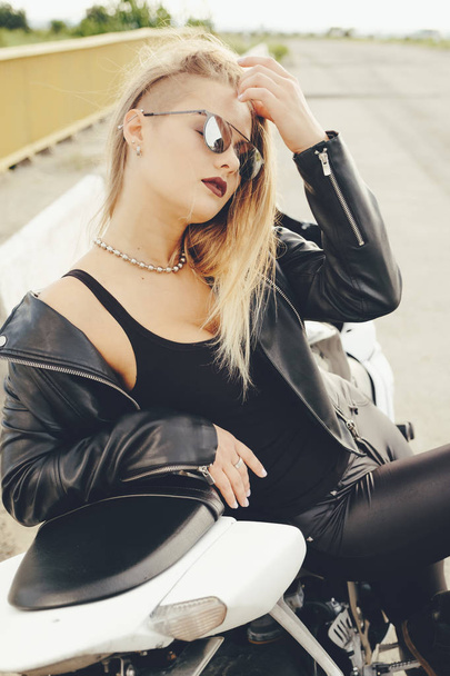 Motoros lány egy motorkerékpár bőr ruha - Fotó, kép
