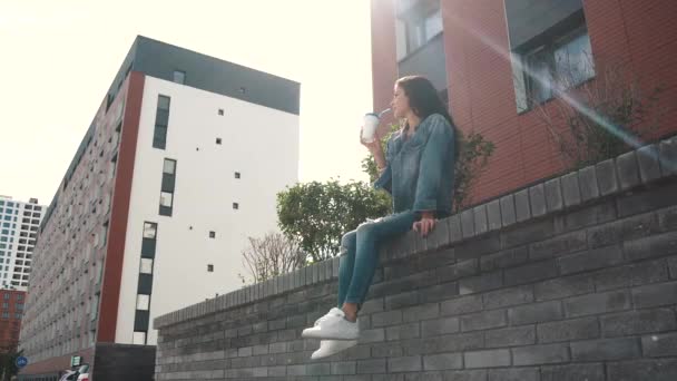 açık havada kahve içme, parapetin üzerinde oturan kız - Video, Çekim