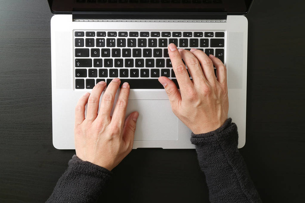 pohled shora podnikatel psaní na klávesnici s přenosným počítačem  - Fotografie, Obrázek