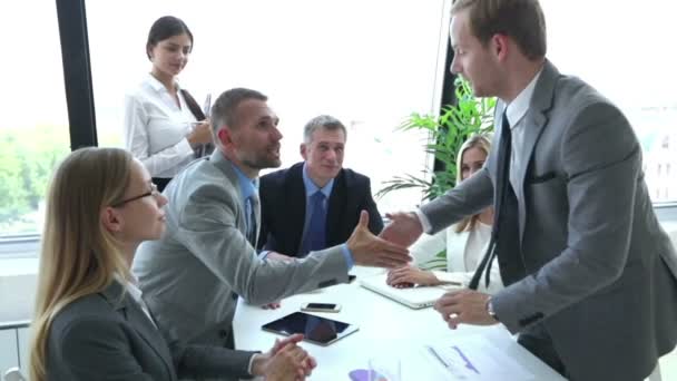 Gente de negocios moviendo las manos - Metraje, vídeo