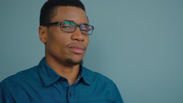Portrait of handsome african american man wearing glasses and looking at the camera smiling - Video, Çekim