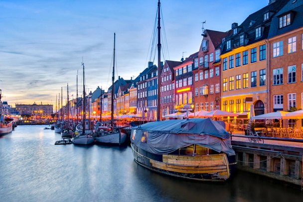 Nyhavn-val a festői kikötője régi vitorlás hajók és a co - Fotó, kép