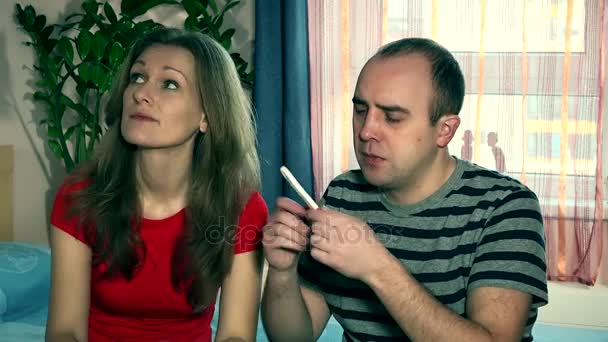 Csalódott feleség és a férj a negatív terhességi teszt-hálószoba - Felvétel, videó