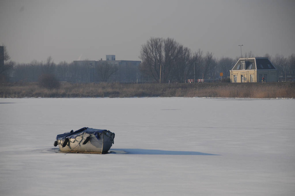 Donmuş bir kanalda tekne - Fotoğraf, Görsel