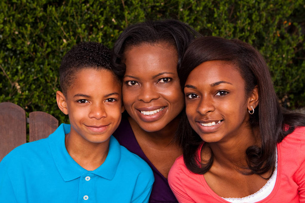 Madre afroamericana y sus hijos
. - Foto, Imagen