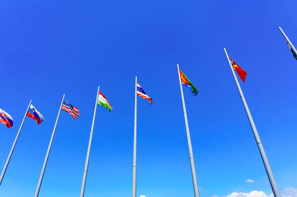 διεθνείς σημαίες κατά του γαλάζιου ουρανού - Φωτογραφία, εικόνα