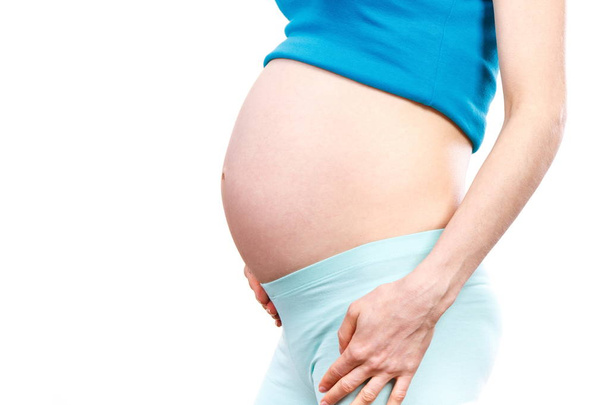 Женщина во время беременности трогает живот, концепция ожидания новорожденного
 - Фото, изображение