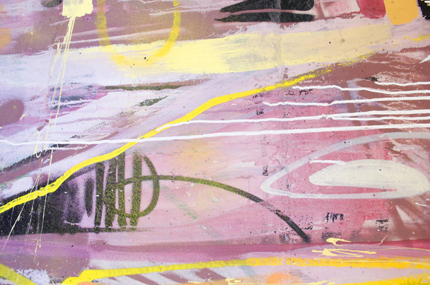 die Wände in verschiedenen bunten, hellen Farben gestrichen. Detail einer Graffiti-Wand. kann als Hintergrund oder Textur verwendet werden. - Foto, Bild