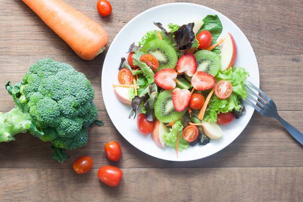 Salada fresca com morangos, kiwi, tomates e maçãs, top vi
 - Foto, Imagem