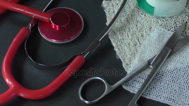 Elsősegély kötszer anyag és piros orvosi sztetoszkóppal - Felvétel, videó
