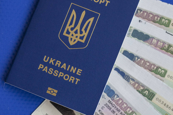 Pasaporte biométrico ucraniano de una nueva muestra
 - Foto, Imagen