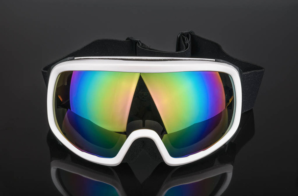 Skibrille auf schwarzem Hintergrund - Foto, Bild