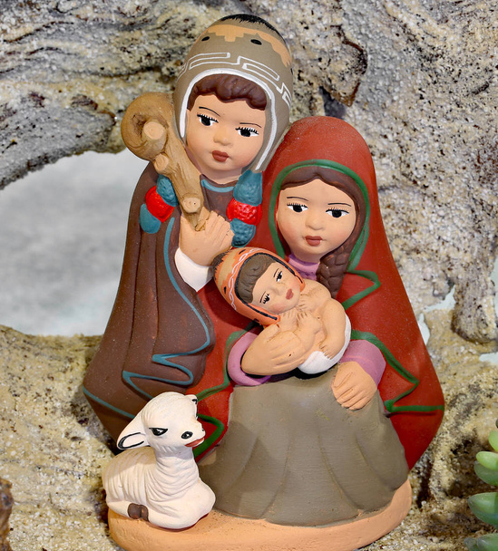 Перуанская сцена Рождества со Святым семейством в расписной керамике
 - Фото, изображение