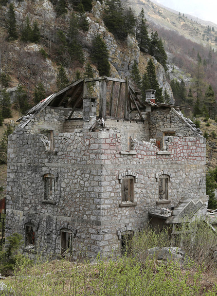 山で落ちる壁と屋根なしの腐った家 - 写真・画像
