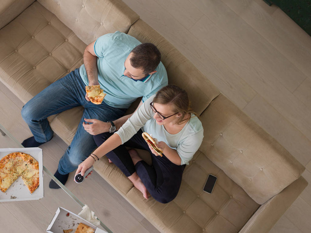 couple eating pizza in their luxury home - Foto, Imagem