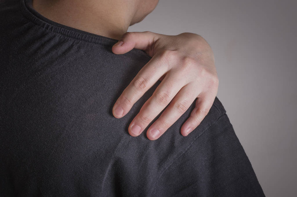Женщина с болью в плече
 - Фото, изображение