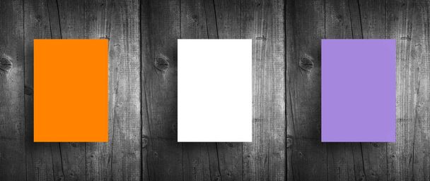 Tres marcos en blanco en pared de madera
 - Foto, Imagen