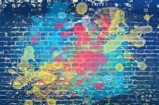 Salpicadura de pintura en la pared de ladrillo
 - Foto, Imagen
