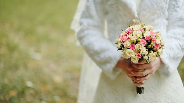 Bouquet de mariage d'art. Tanging bouquet crémeux wuth roses et pivoines
. - Photo, image