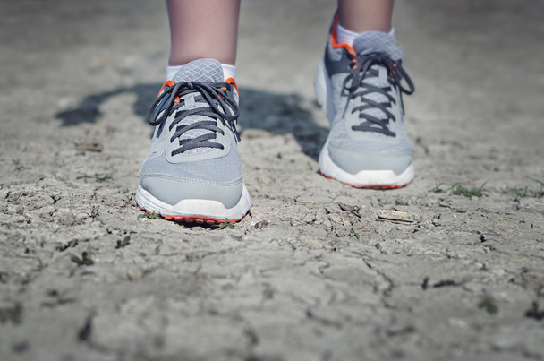 bir atlet spor ayakkabı giyen ayağı yakın çekim - Fotoğraf, Görsel